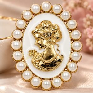 Broche Camée Dorée à Perles Blanches