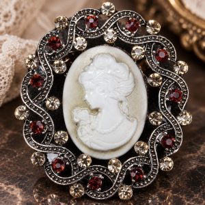 Broche Camée Torsadée Fantaisie