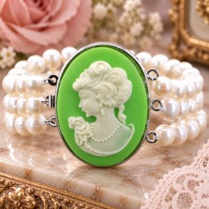Pendentif Camée Vert à Perles Blanches