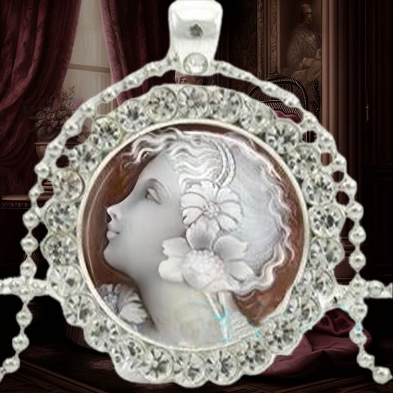 Lot De 2 Colliers Pendentifs Camée - Bijoux Fantaisie - Zircon Argenté - Métal Mixte - Occasion