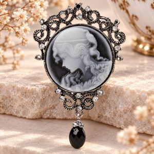 Broche Camée Reine en Noir et Blanc