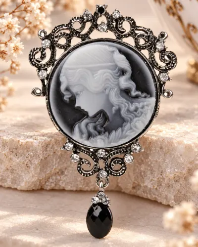 Broche Camée Reine en Noir et Blanc